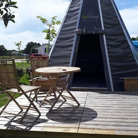Tipi Les P'tites Maisons Dans La Prairie Campsite Sallertaine