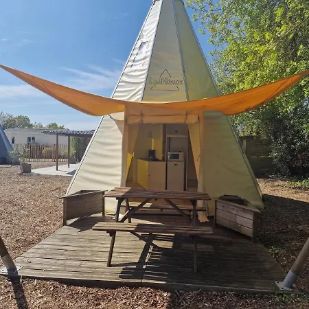 Tipi Les P'tites Maisons Dans La Prairie Campsite Sallertaine